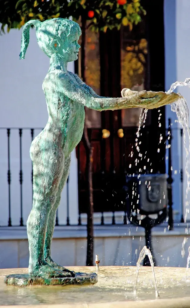 Escultura de la Niña de Benalmádena en su fuente